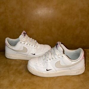 Woman’s Nike Air Force 1 '07 White Pink
